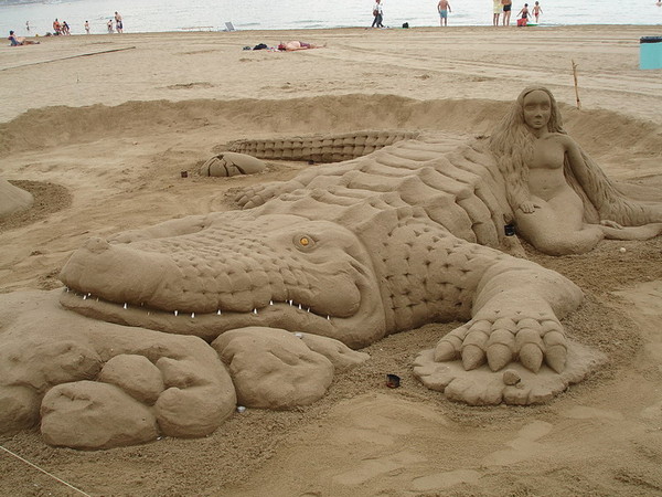 sculpture sable crocodile et fille
