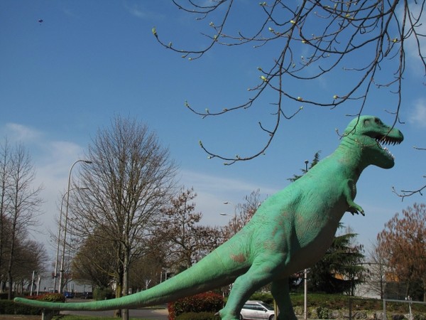 un dinosaure dans la ville