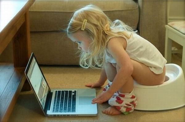 une petite fille avec son ordinateur