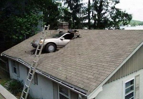 voiture sur le toit d''une maison
