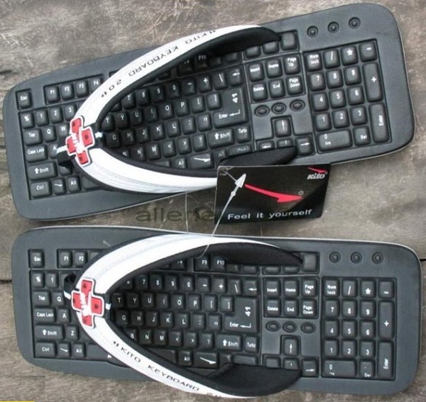 tong-de-plage-pour-geek-des-sandales-en-forme-de-clavier