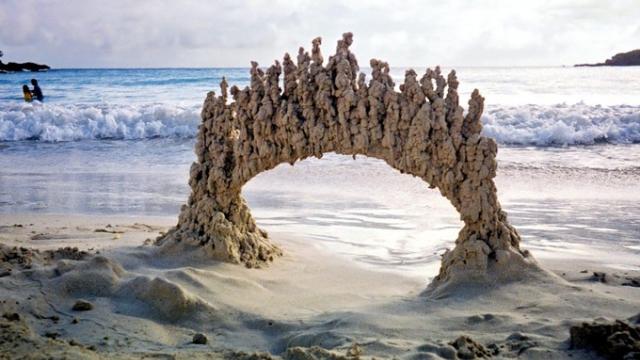 ces-sculptures-de-sable-defient-la-gravite.jpg