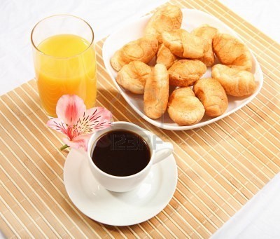 -petit-dejeuner-cafe-et-croissant