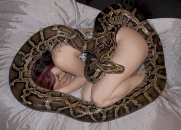 femme-avec-python-molur.png
